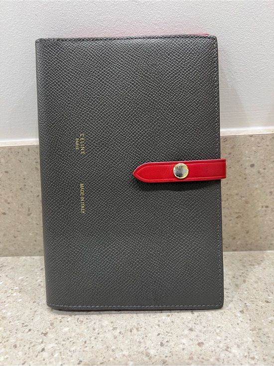 Celine Other - Céline grained Calfskin medium strap Wallet